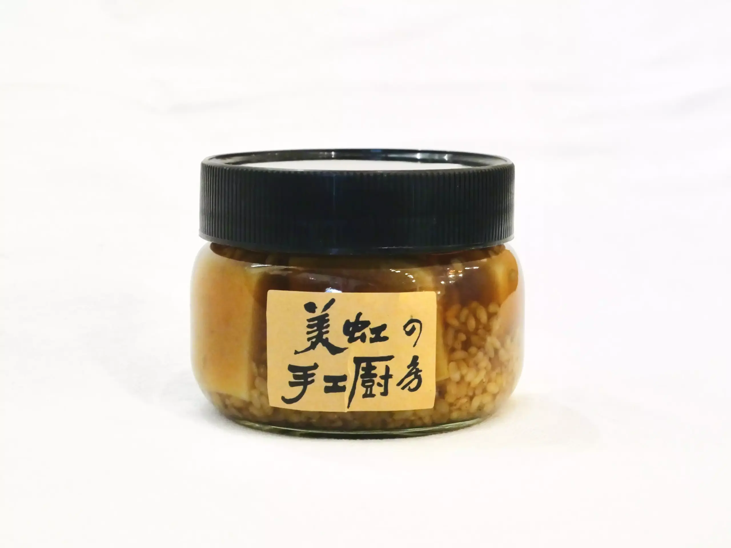 美虹手工豆腐乳成品罐，當調味料用一小塊就很夠味、抹饅頭炒青菜都合適