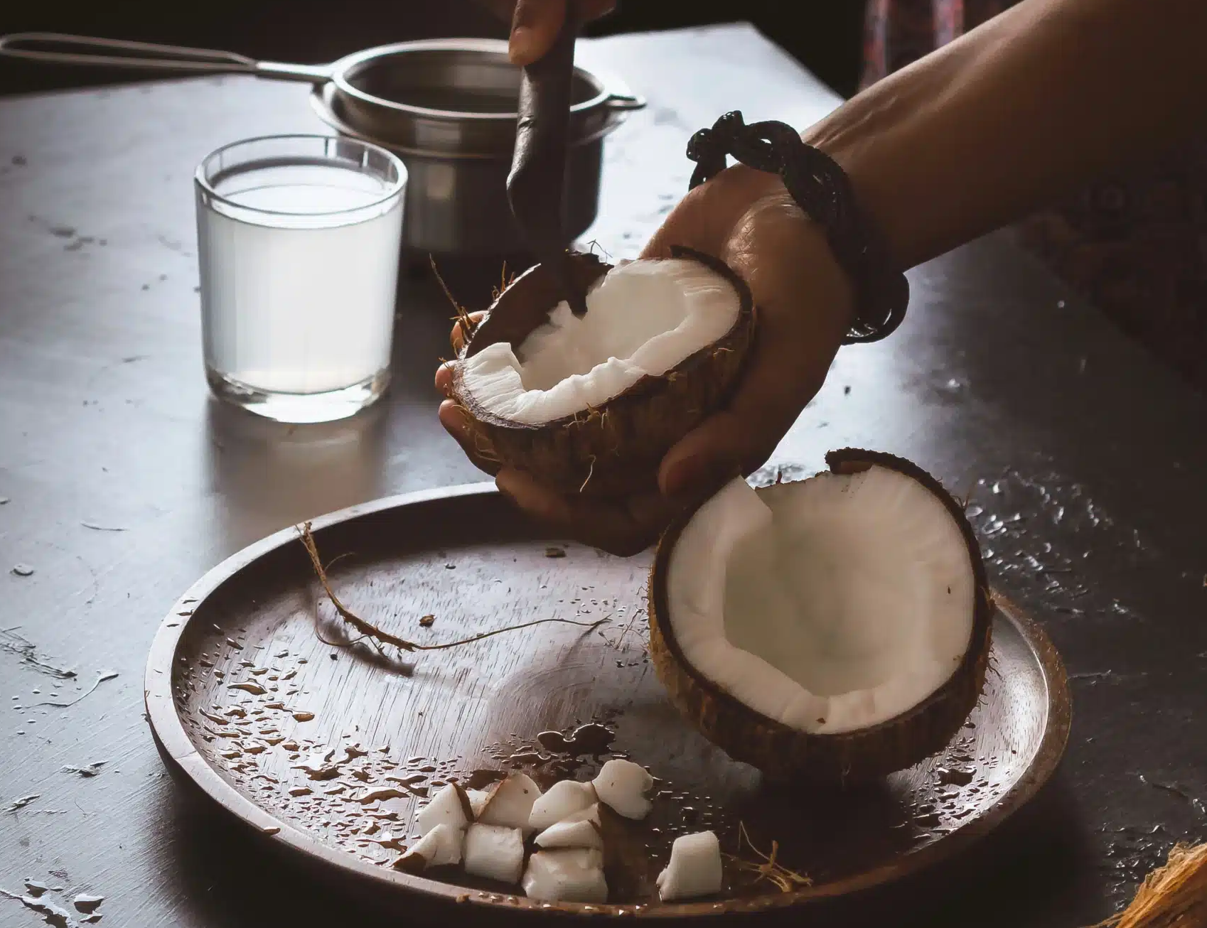 MCT 油由中鏈脂肪酸組成，主要從椰子油萃取