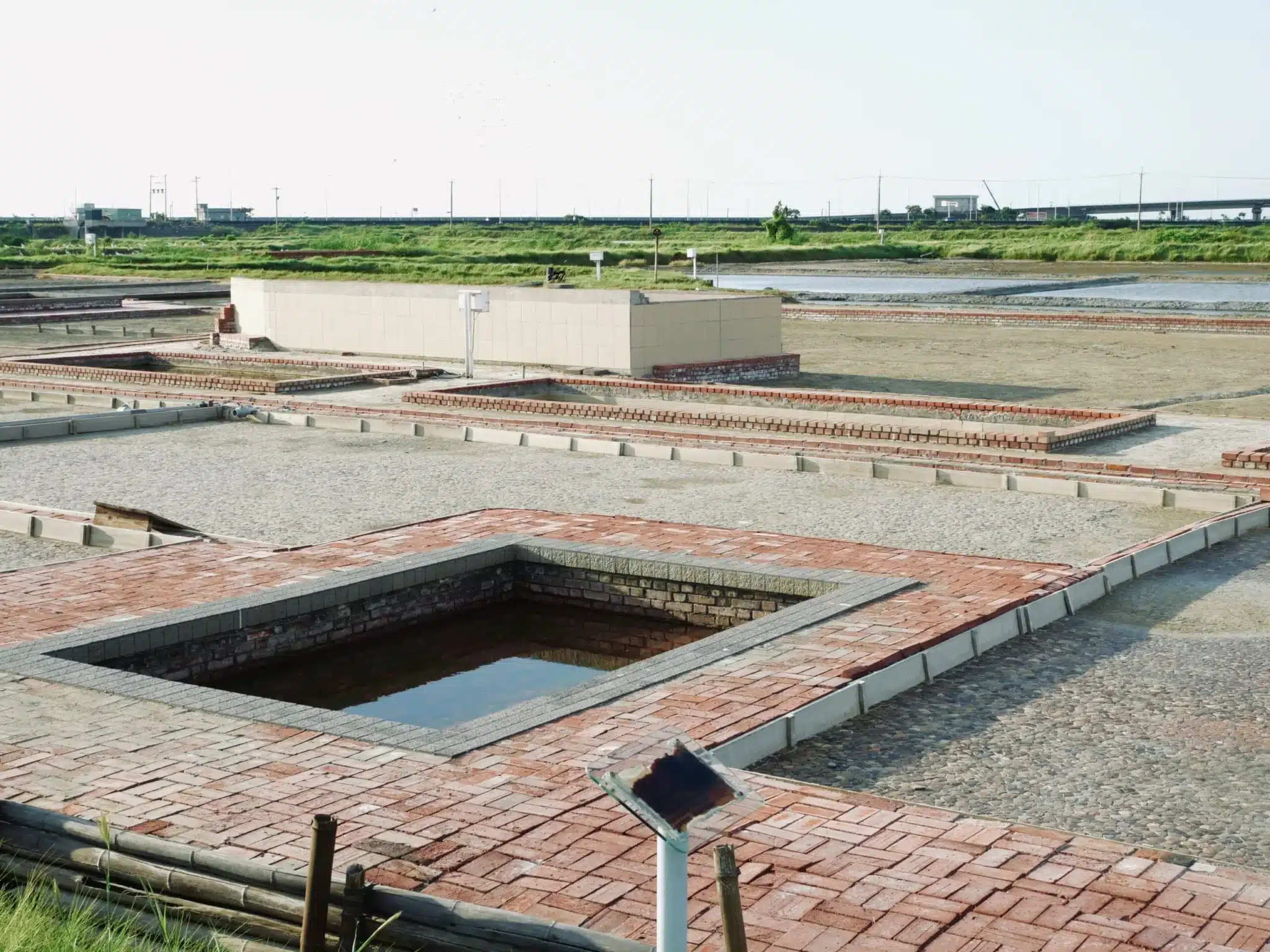 洲南鹽場美麗的鹽田風光