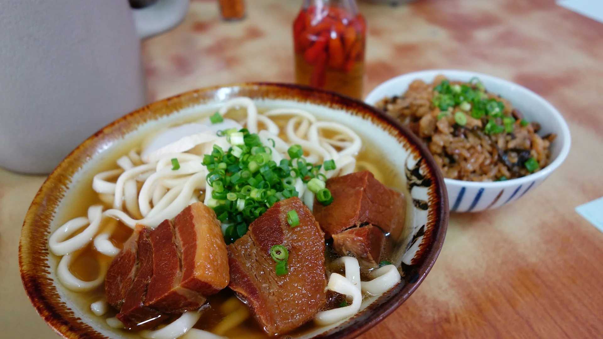 小吃店桌上的滷肉塊與一碗滷肉飯，滷肉、肉燥、控肉是三種不同的成品