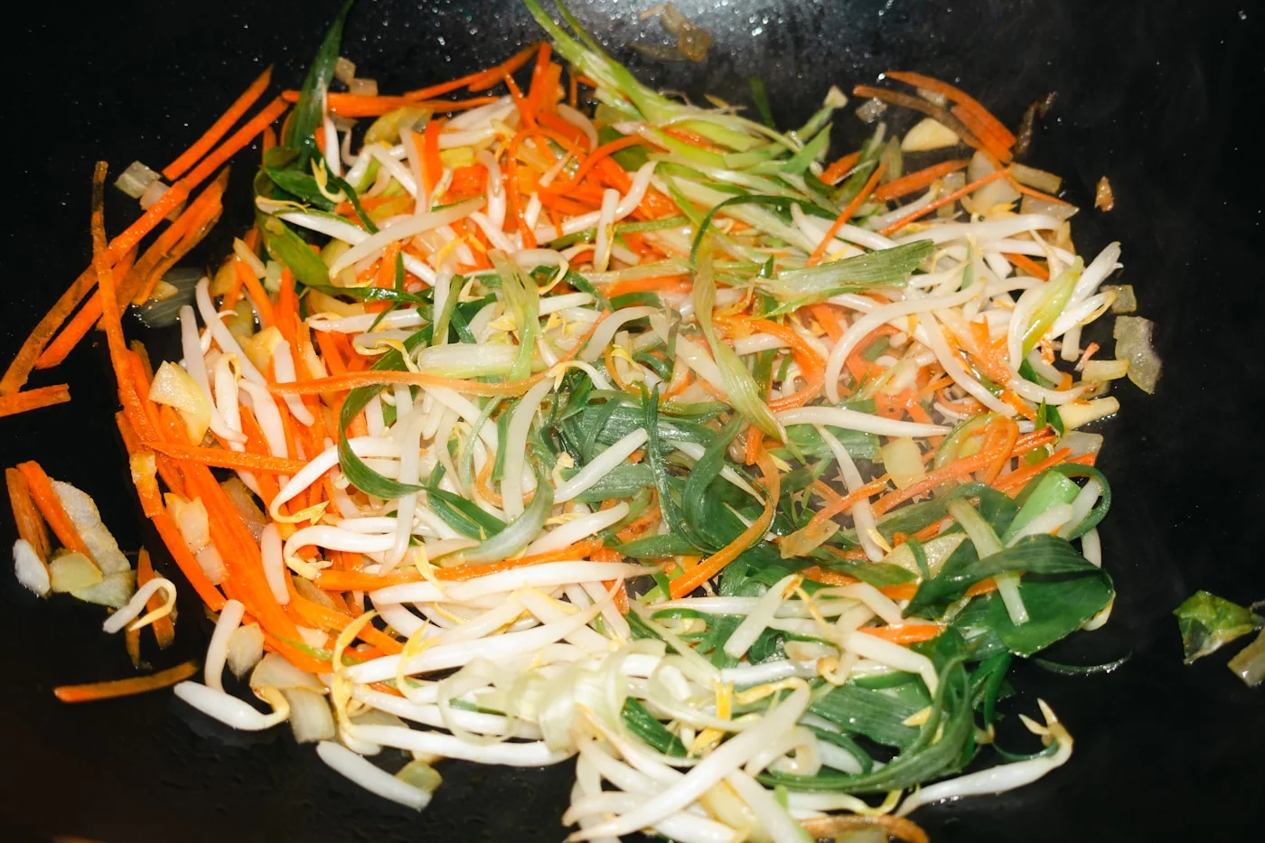 用大火快炒的高麗菜與時蔬，快炒能保留較多營養與清脆口感