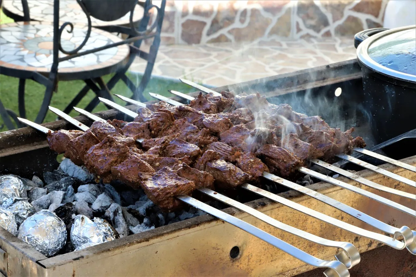 炭火上烤著肉串冒出煙，高溫直烤與烤焦的肉容易產生苯并芘