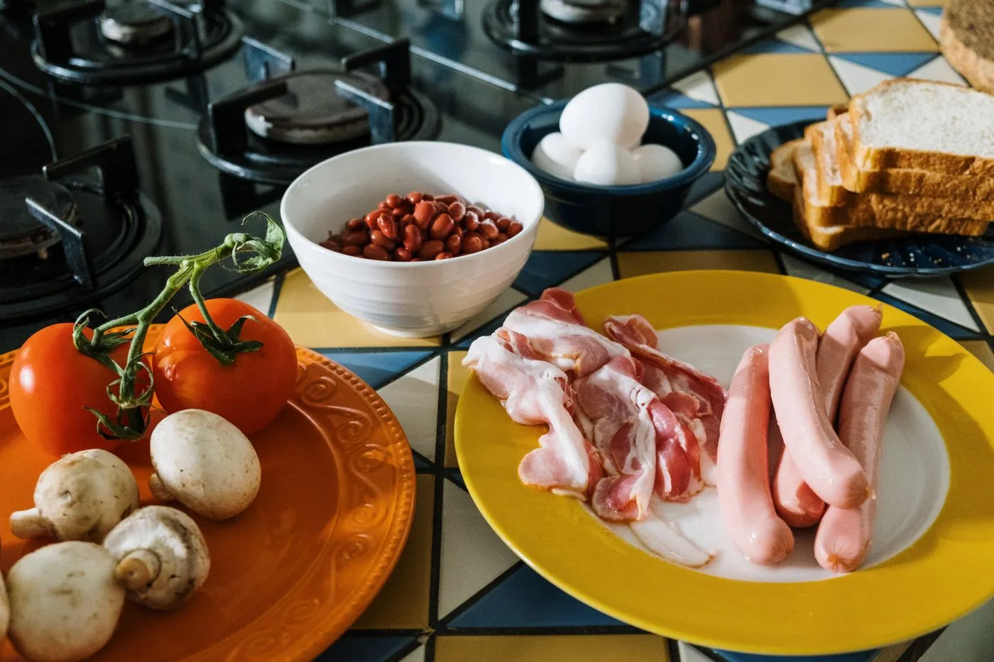 盤中擺著培根與香腸等加工肉品，是很多人早餐便當每天會吃到的一級致癌物