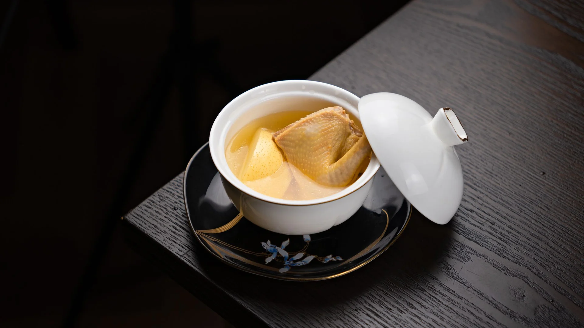有蓋瓷碗盛裝的雞湯