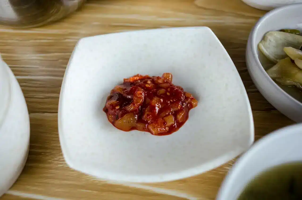 白瓷小碟裝著拌好的豆瓣醬沾醬，豆瓣醬少量拌調味料就是好沾醬
