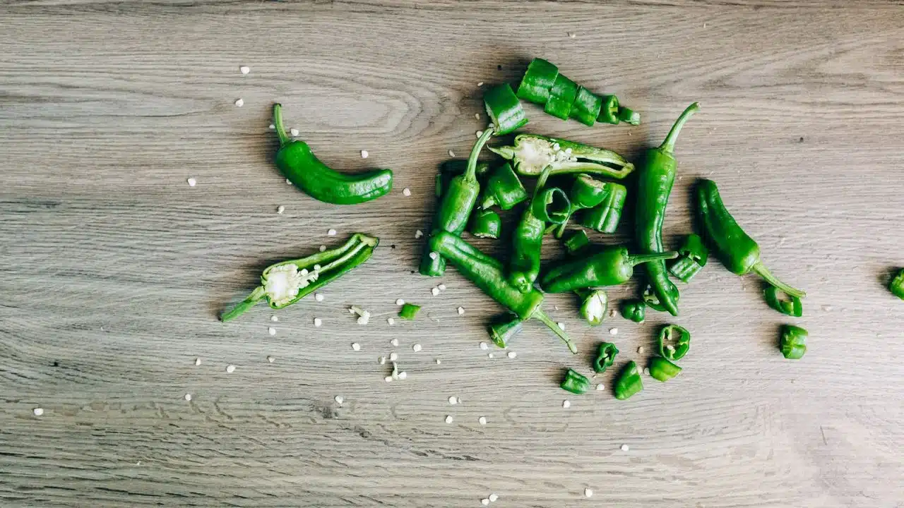 切開的糯米椒露出細小的籽，糯米椒料理多半不需要去籽