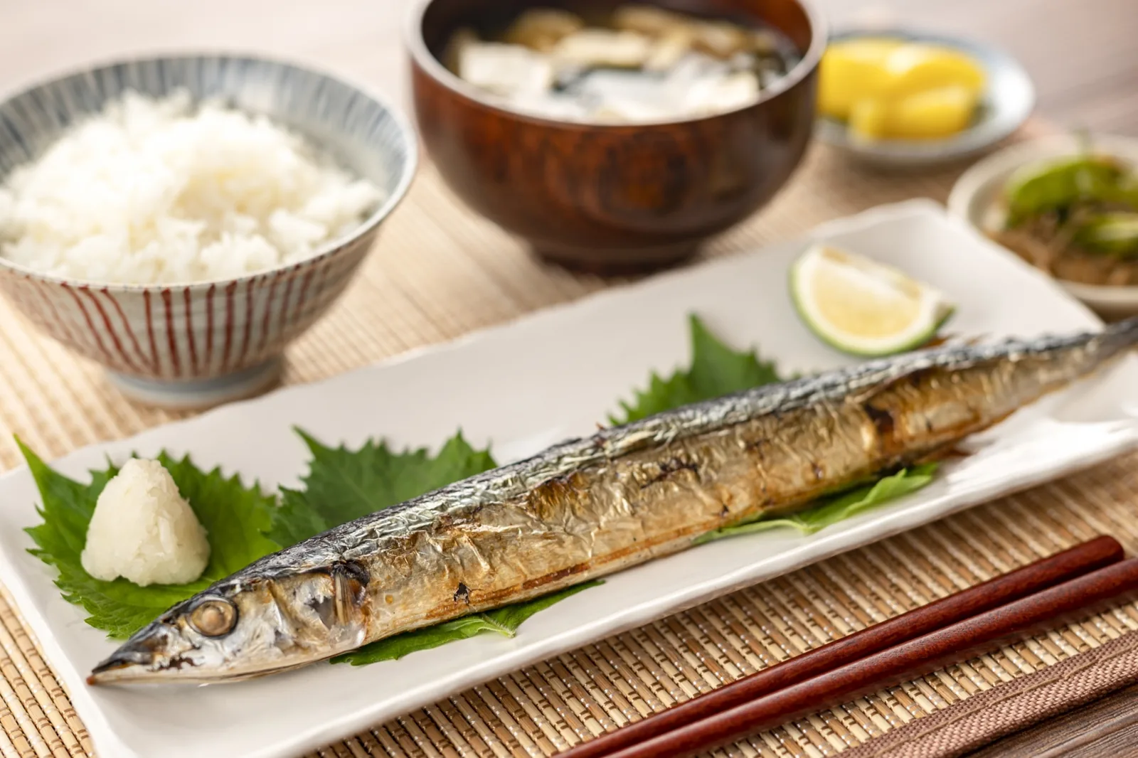 一份鹽烤秋刀魚定食，整尾秋刀魚配上白蘿蔔泥、白飯與味噌湯，是最經典的秋日吃法
