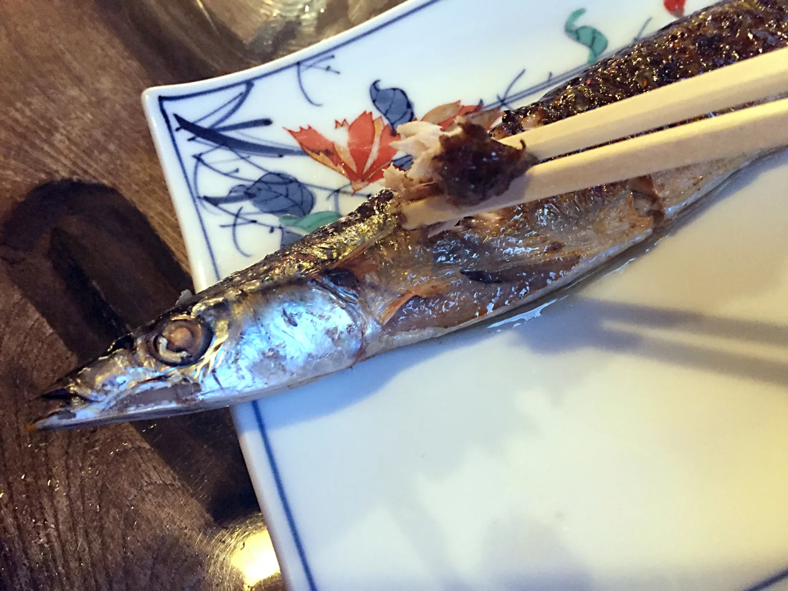 盤中一整尾鹽烤秋刀魚，油脂豐富、外皮焦香，是營養密度很高的優質蛋白
