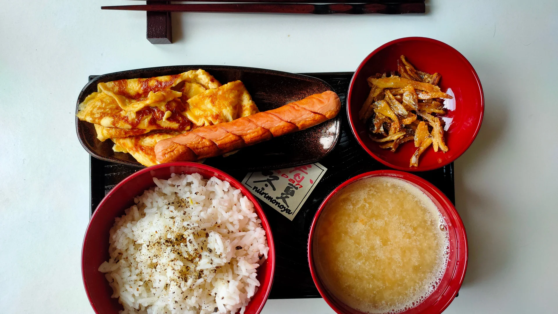 日式早餐定食與一碗味噌湯