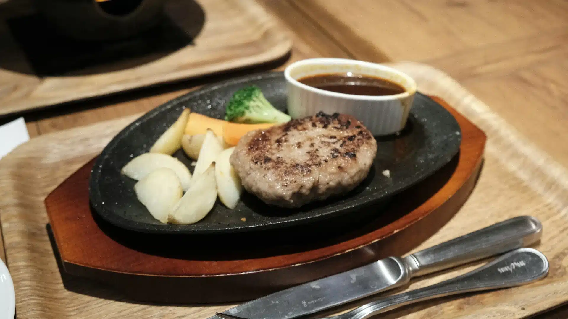 日式漢堡排怎麼做才多汁？蘿蔔泥和風醬、6 步驟煎出洋食屋水準