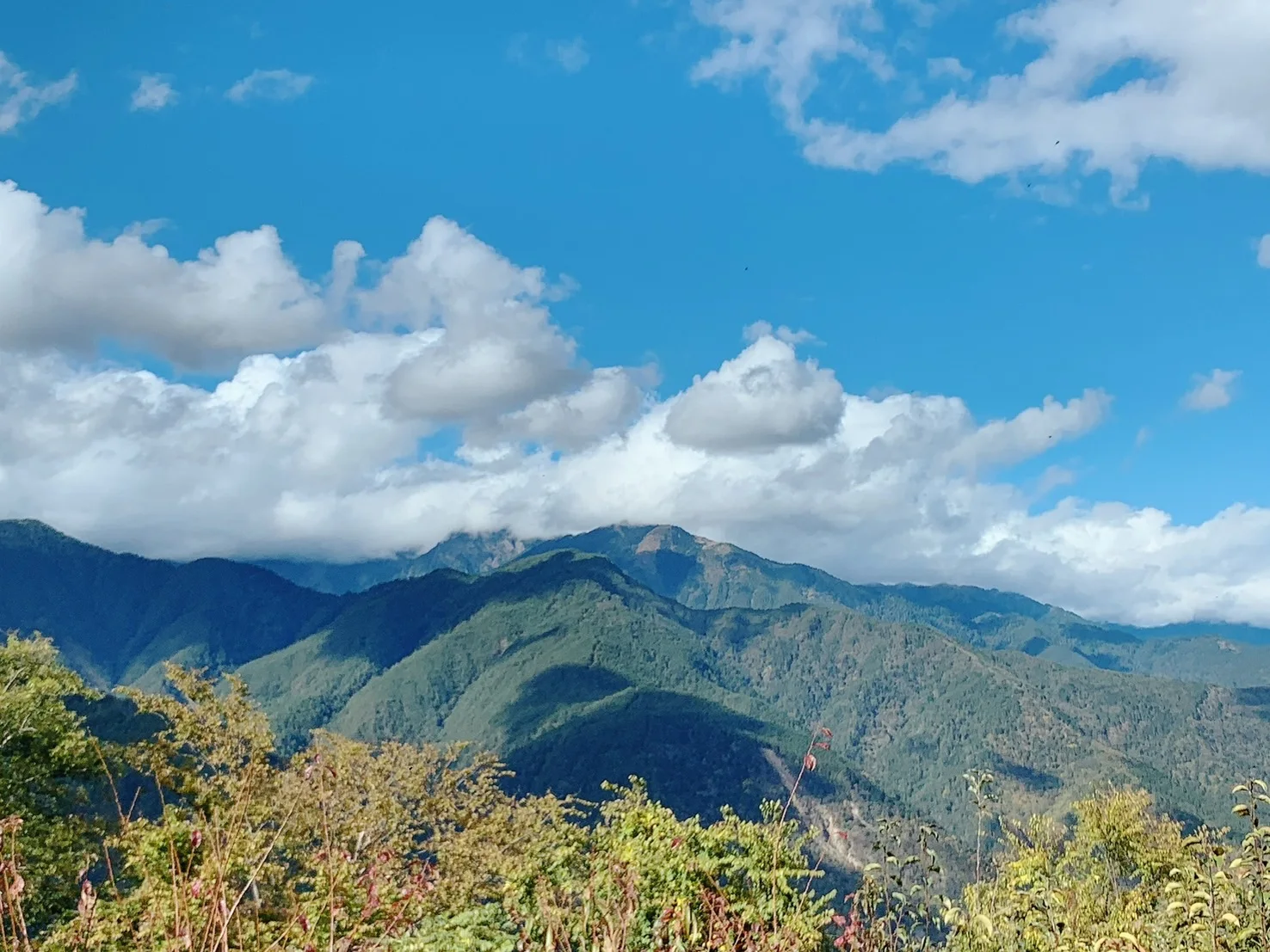 梨山果園望出去的藍天白雲和層層山巒