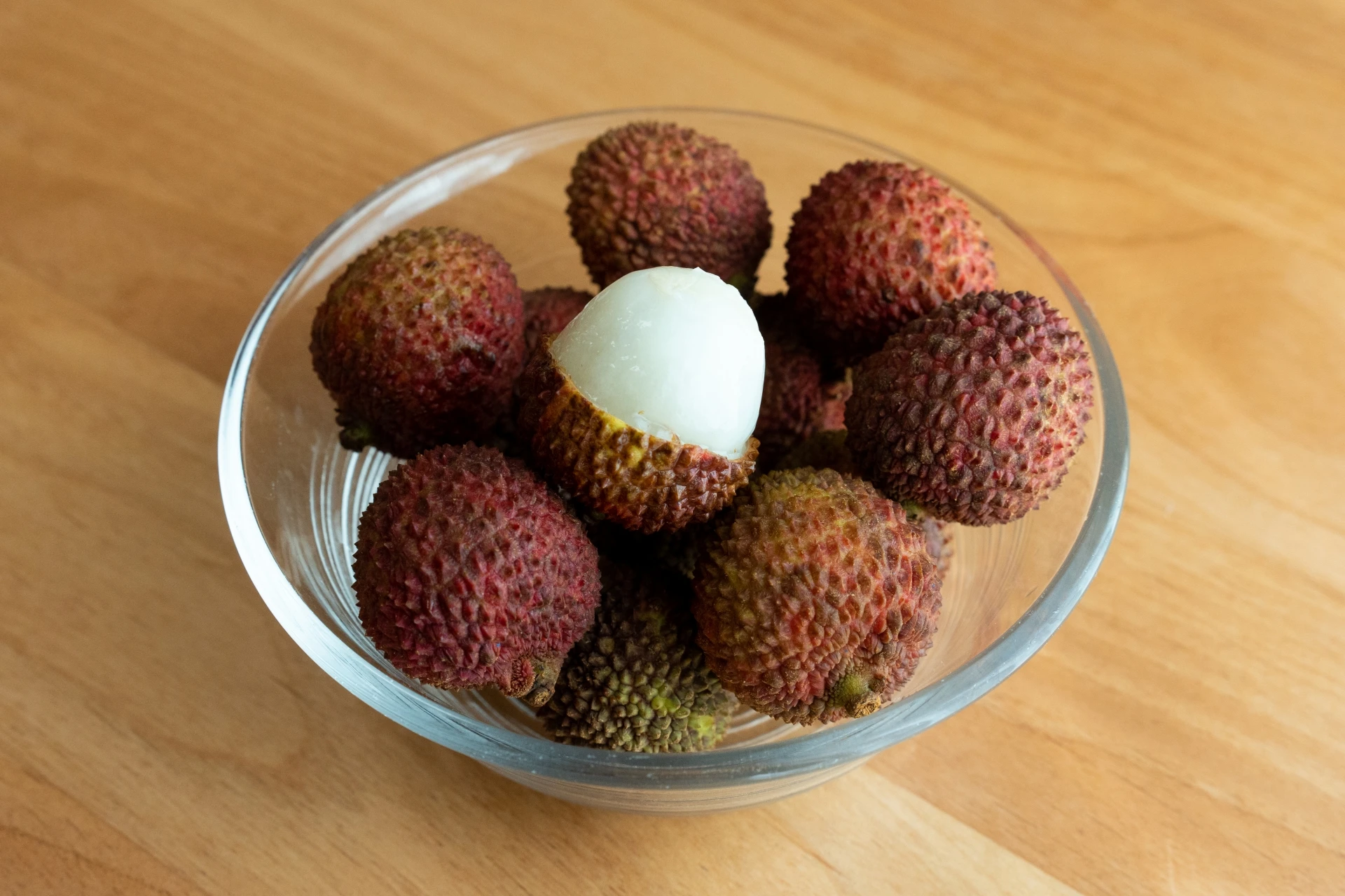 新鮮與變色荔枝對照展示