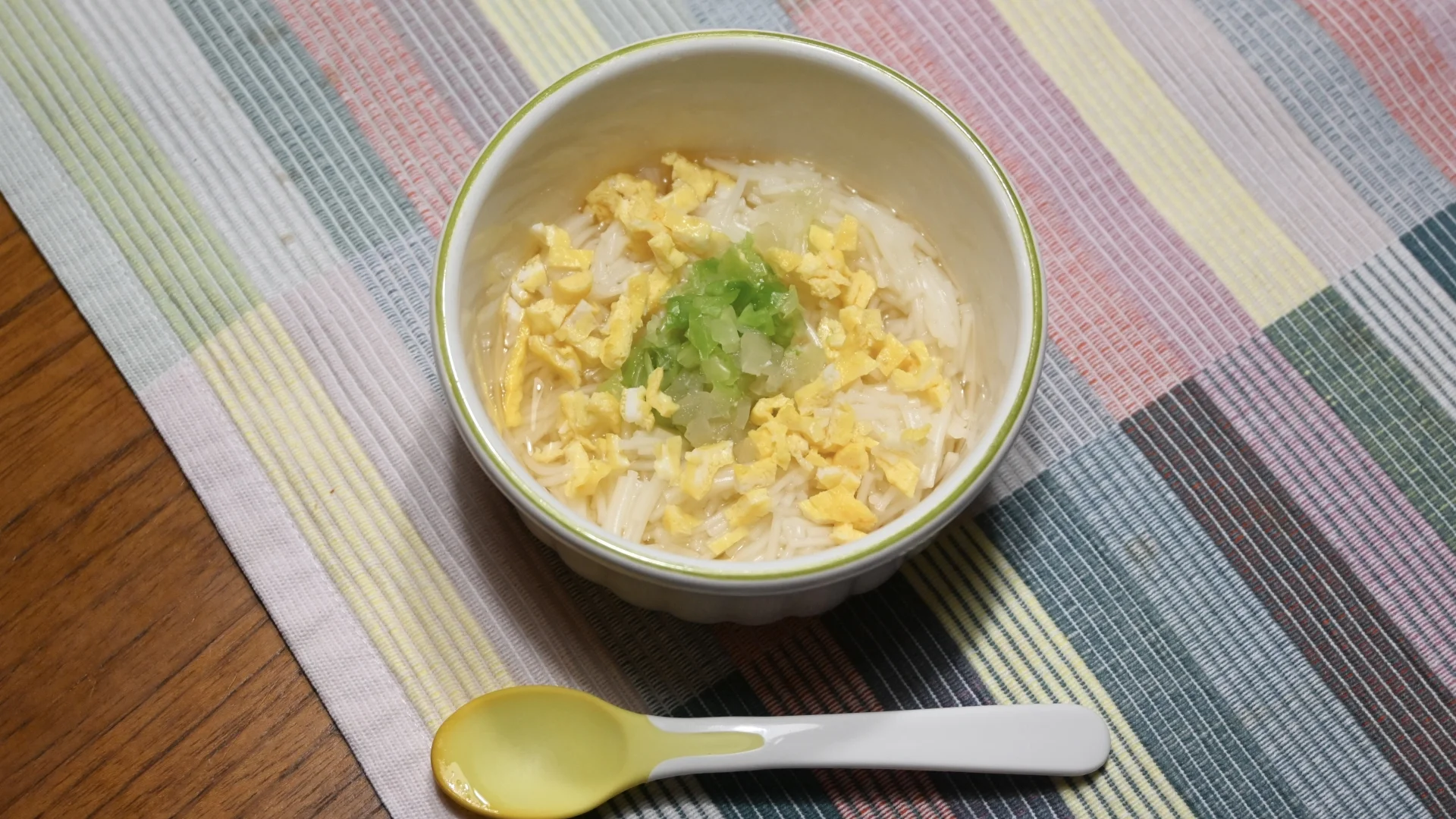白色碗裡的麵線湯，上面放著煮軟的白菜與蛋絲