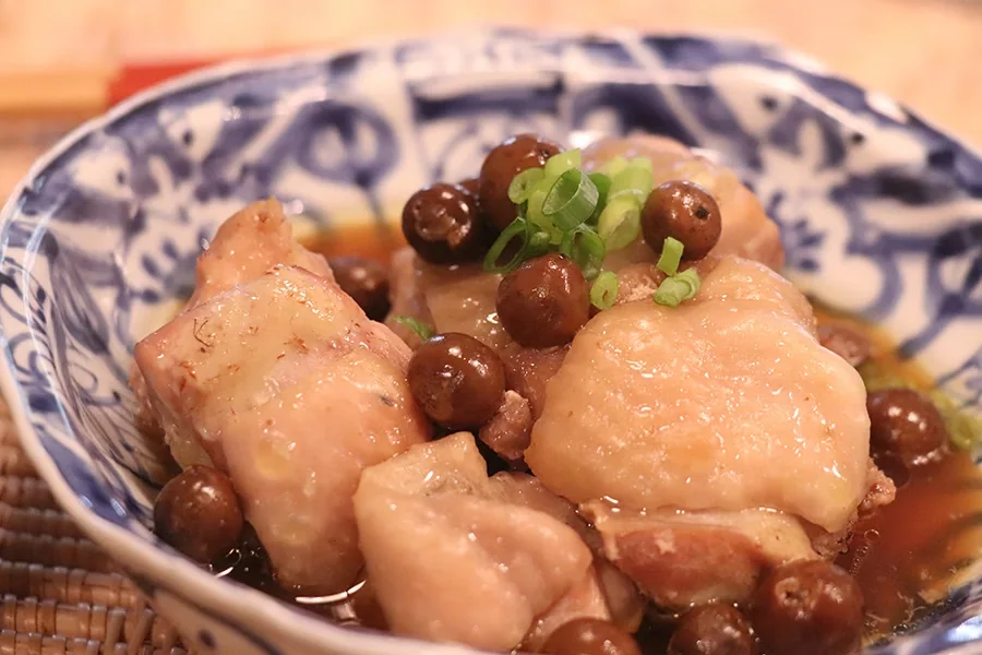 破布子燉雞成品，雞肉與一顆顆鹹香的破布子和醬汁一起燉煮，撒上蔥花，是經典的下飯古早味