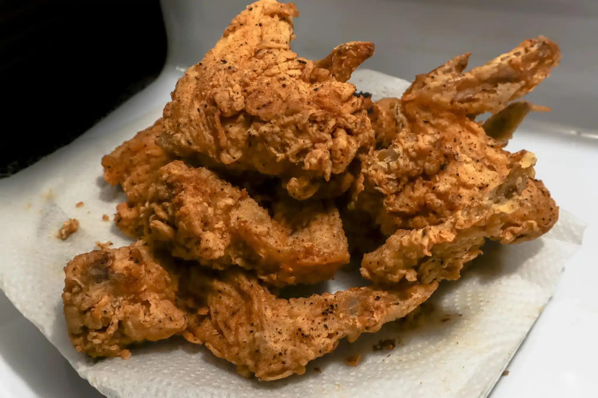 金黃酥脆炸雞翅特寫，馬鈴薯澱粉作為裹粉能帶來短脆口感的代表料理