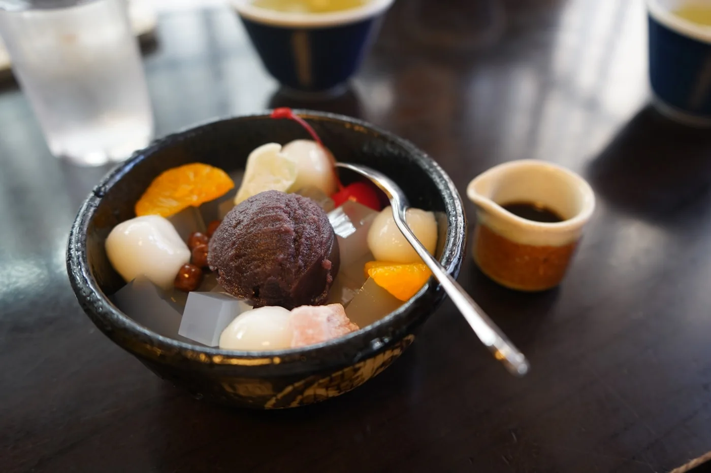 紅豆剉冰搭配湯圓、芋圓等配料，是夏天常見的紅豆吃法