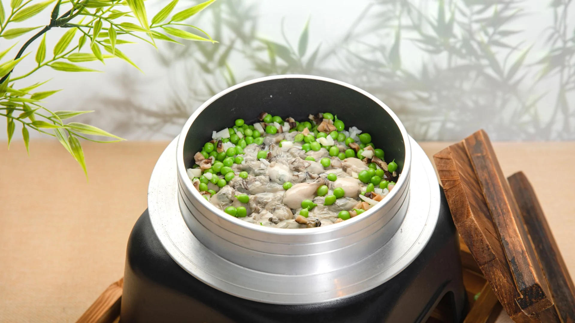 電鍋內鍋裡剛蒸好的飯