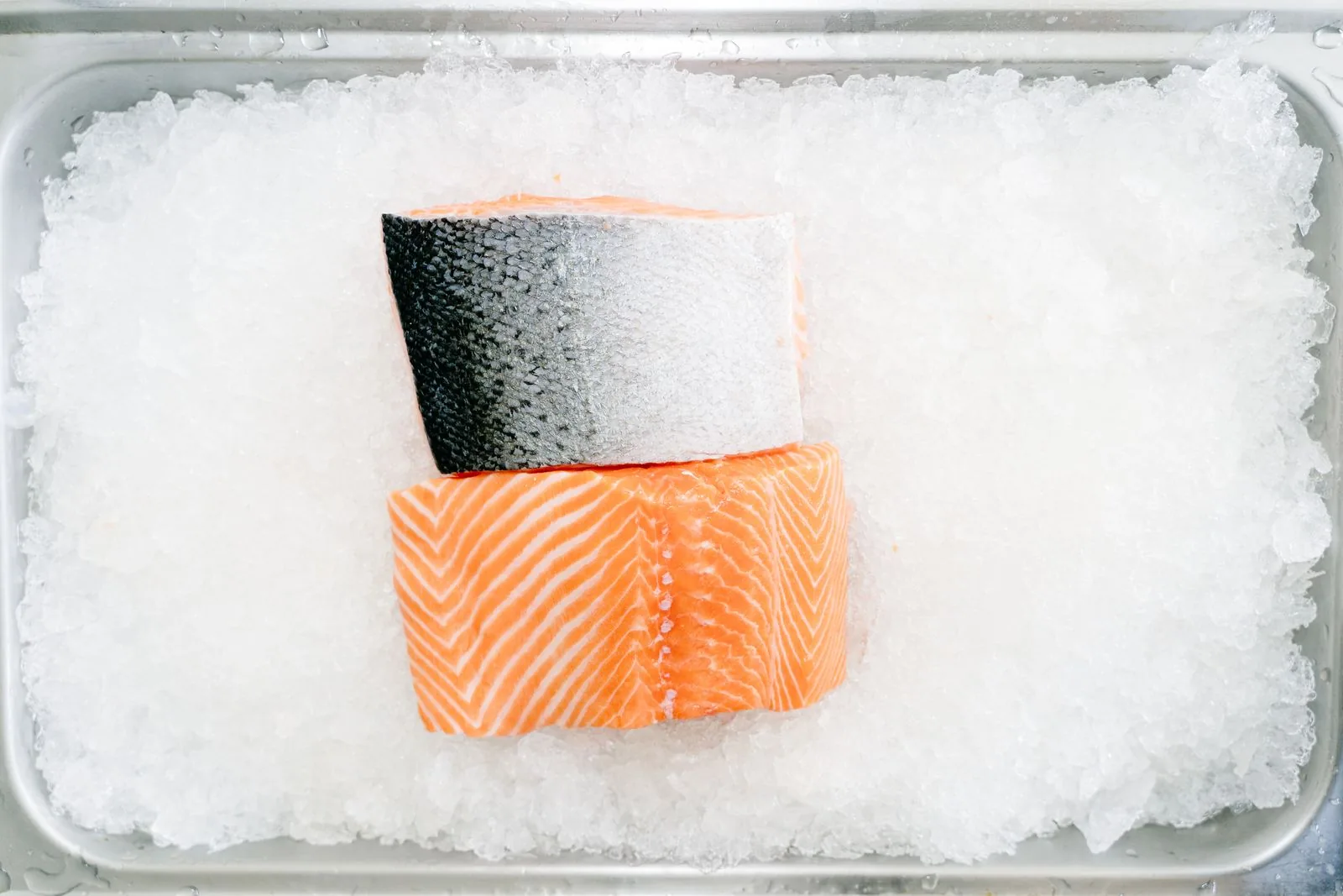 冰鎮上的新鮮鮭魚，鮭魚、鯖魚、秋刀魚等深海魚是天然的 omega-3 來源