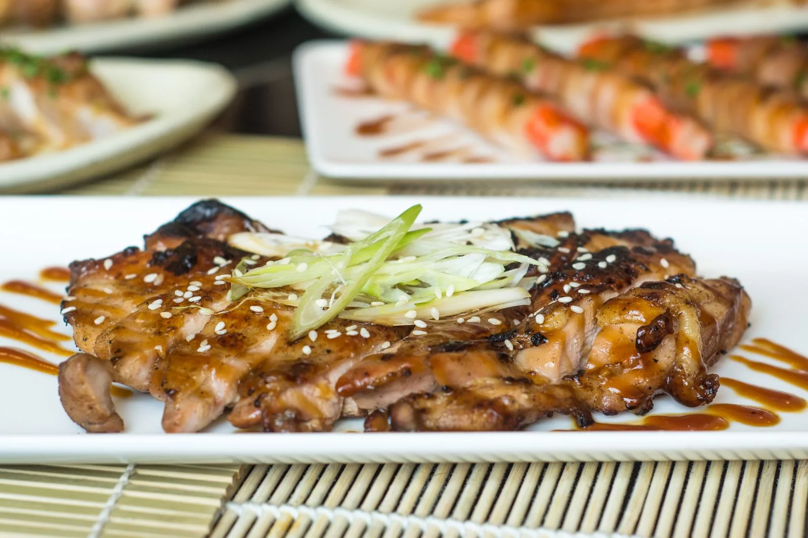 鹽麴醃過再煎烤的雞肉，表面金黃、肉質軟嫩，是日本家常的鹽麴料理