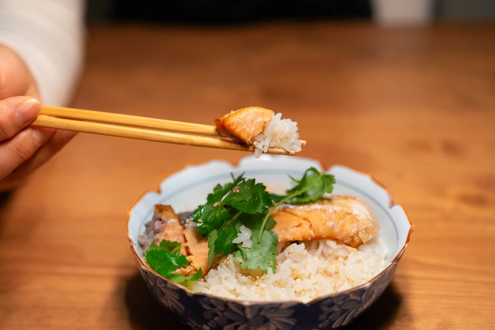鹽麴烤鮭魚配上白飯的日式餐桌，鹽麴讓魚肉飽滿去腥，是日本家庭常見的用法