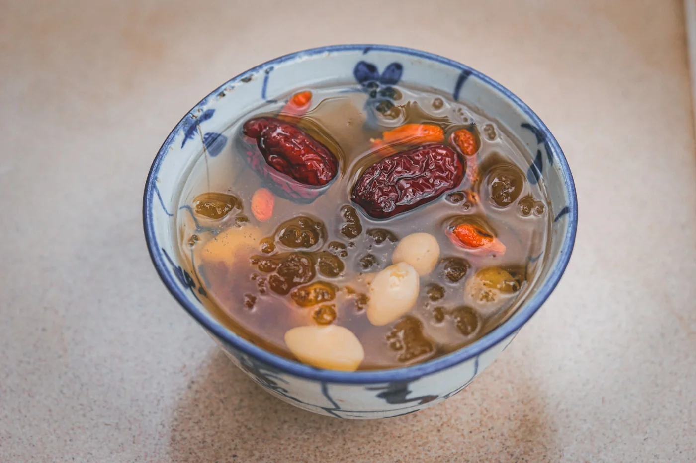 以蓮子、紅棗、枸杞等食材煮成的中式藥膳湯，四神湯也是這類用藥膳食材燉煮的家常湯品