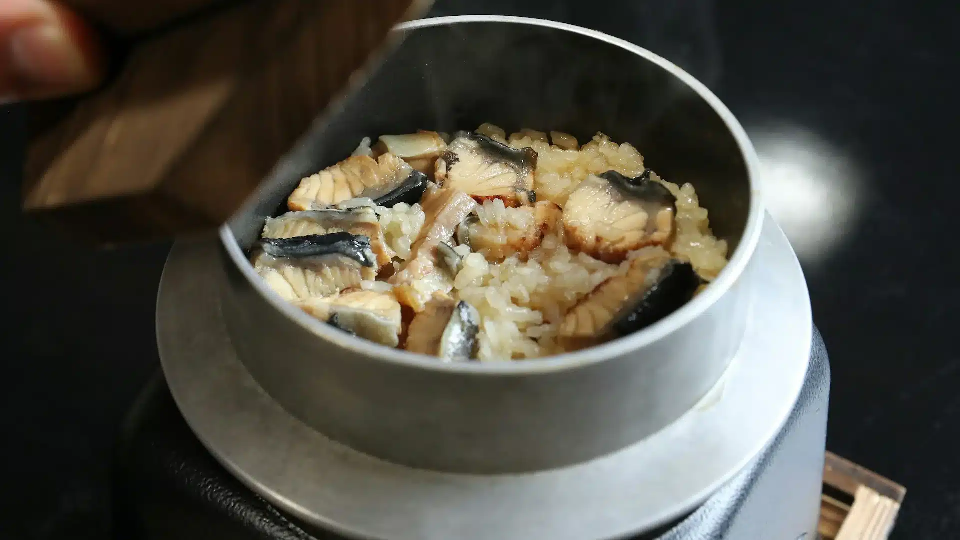日式炊飯怎麼做？醬油味醂黃金比例、6 步驟電子鍋什錦炊飯
