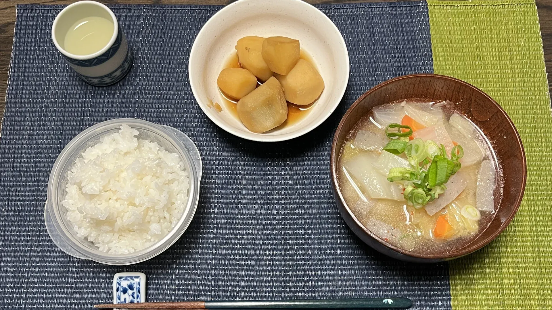 日式餐桌上一碗滷煮的小芋頭、一碗白飯與味噌湯，芋頭跟飯一樣算在全穀雜糧份量裡