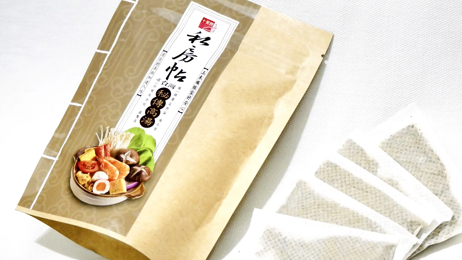 十翼饌台灣秘傳高湯袋子斜放,五包高湯包扇形排開