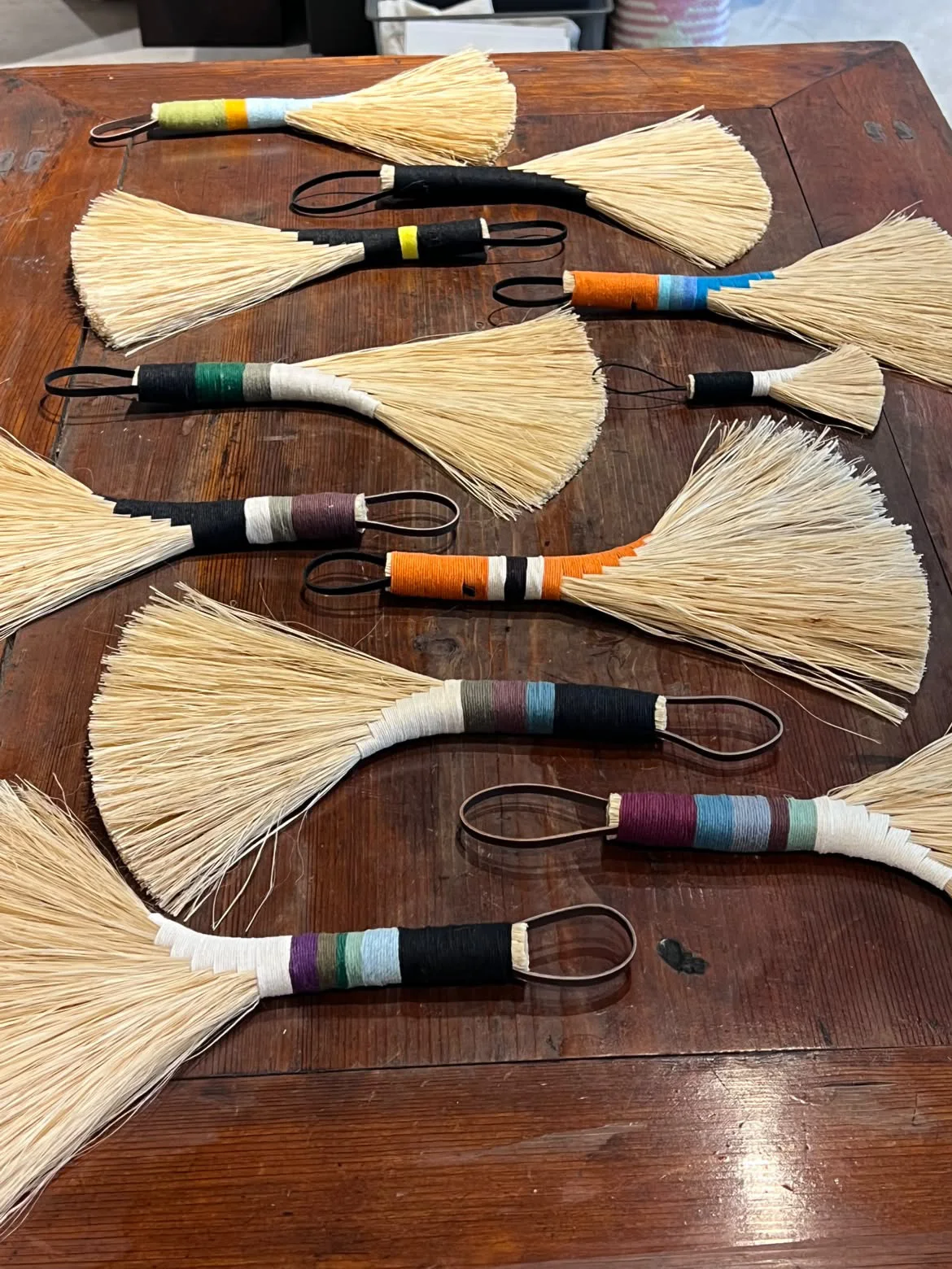 밝은공방 的掃帚作品