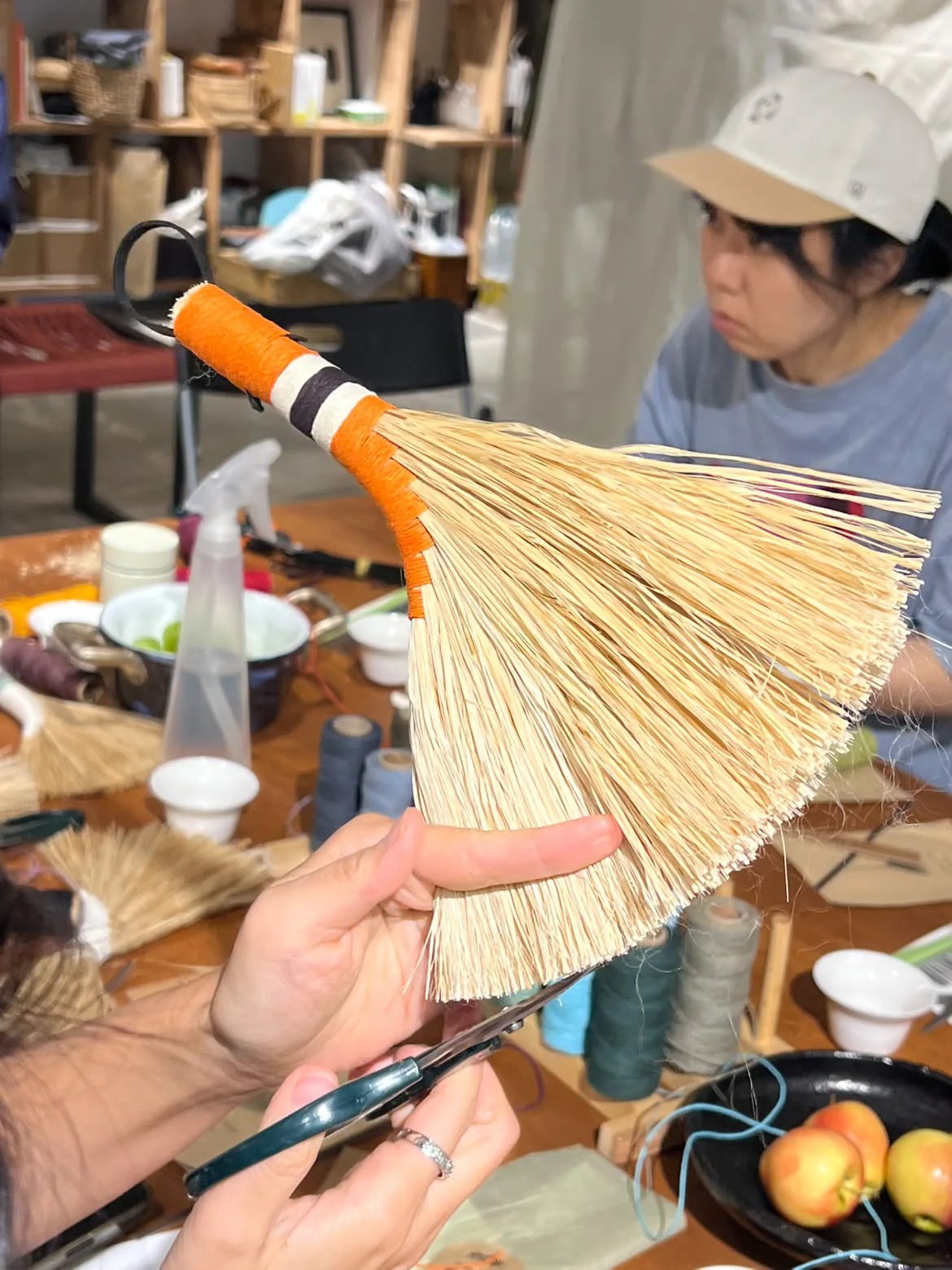 工作坊現場：修剪苧麻小掃帚