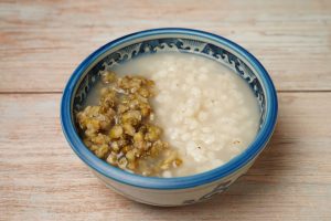 一碗煮到開花的綠豆湯，是夏天常見的消暑甜湯