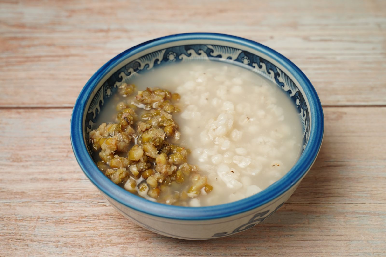 一碗煮到開花的綠豆湯,是夏天常見的消暑甜湯