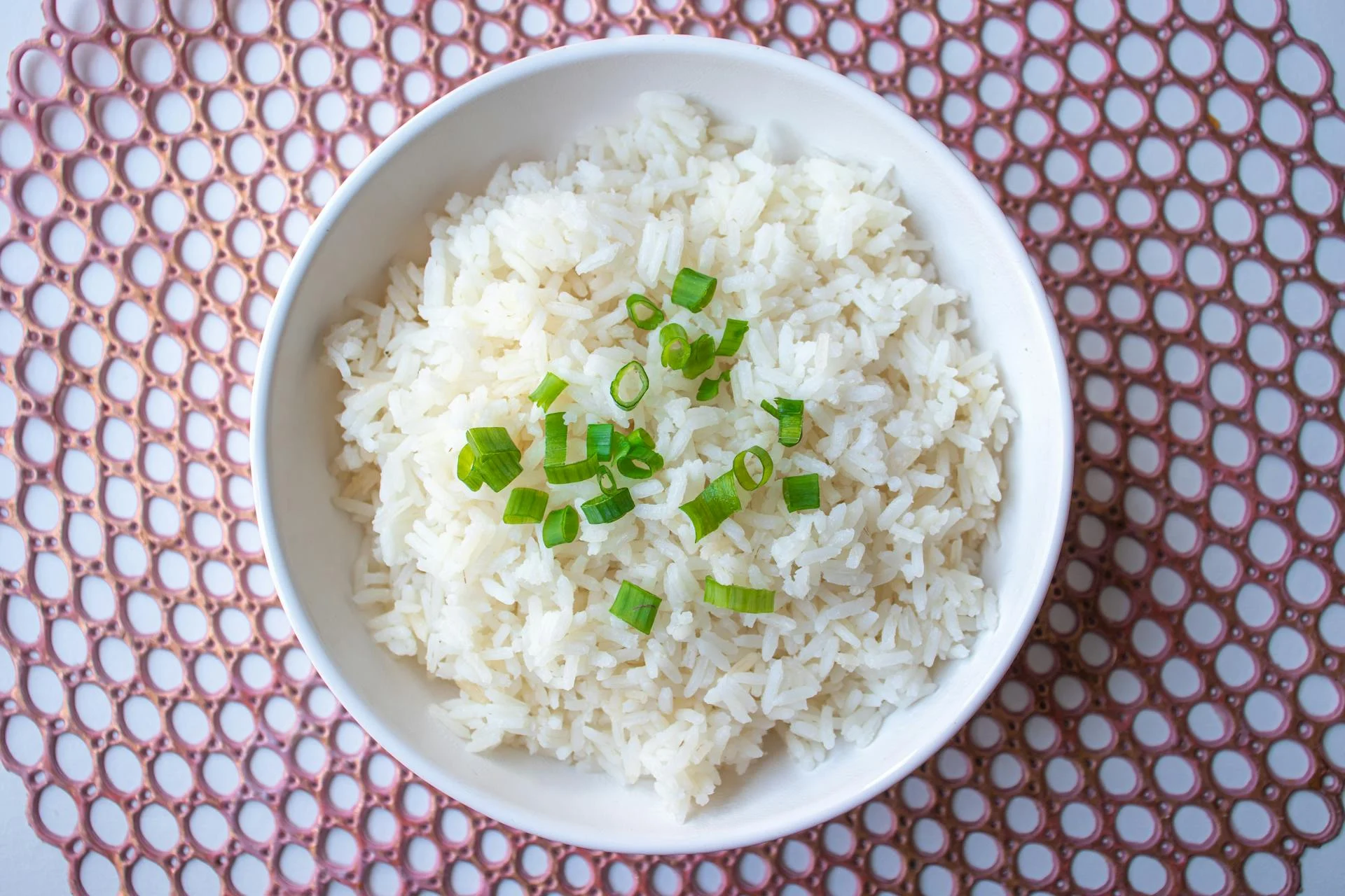 鵎蔥花的白米飯裝在限中，象徵台中秈10號這類低GI白米品種可以日常達顔享用的表達