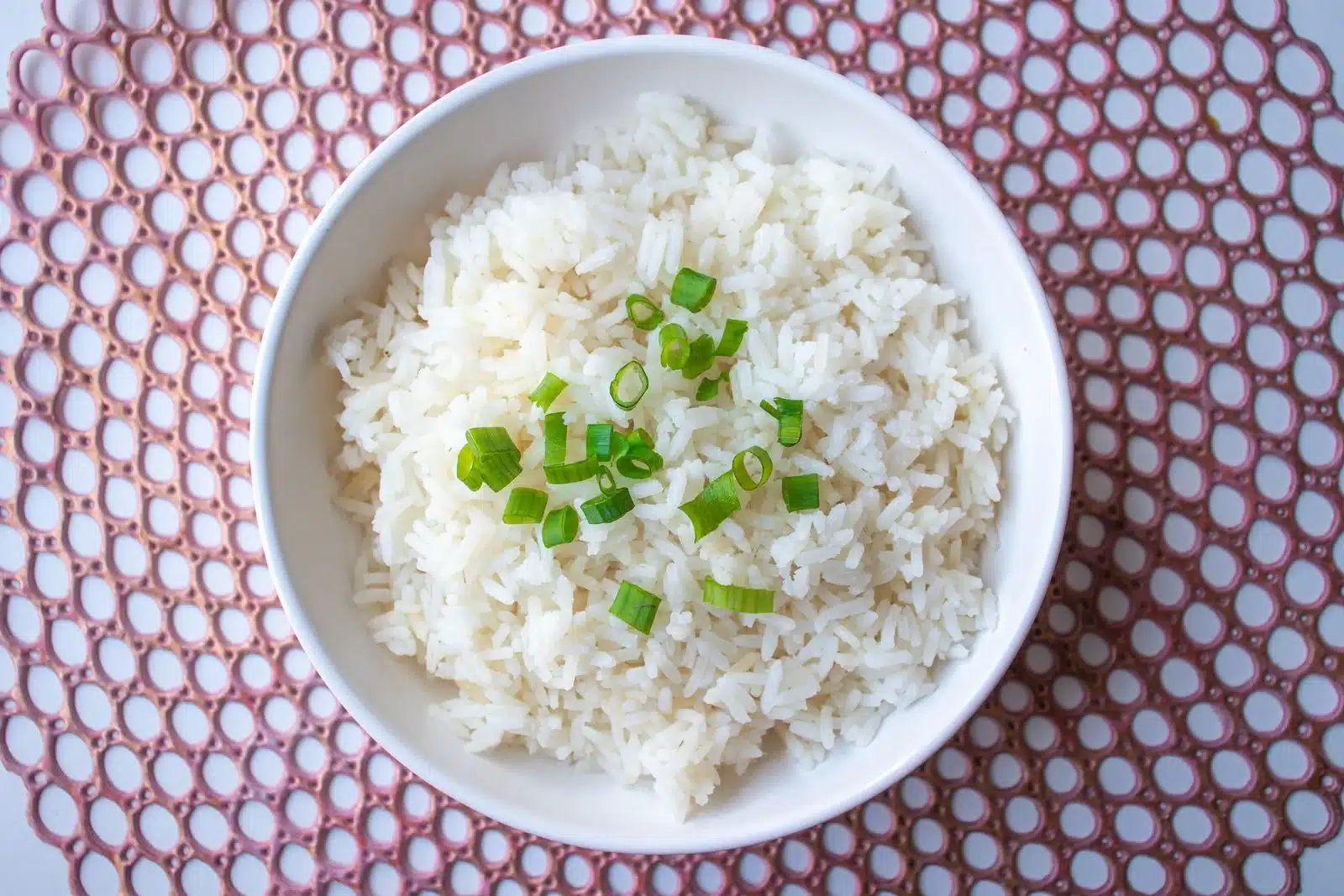 一碗白飯撒上少許蔥花,白米飯是低渣飲食最基本的精緻主食選擇