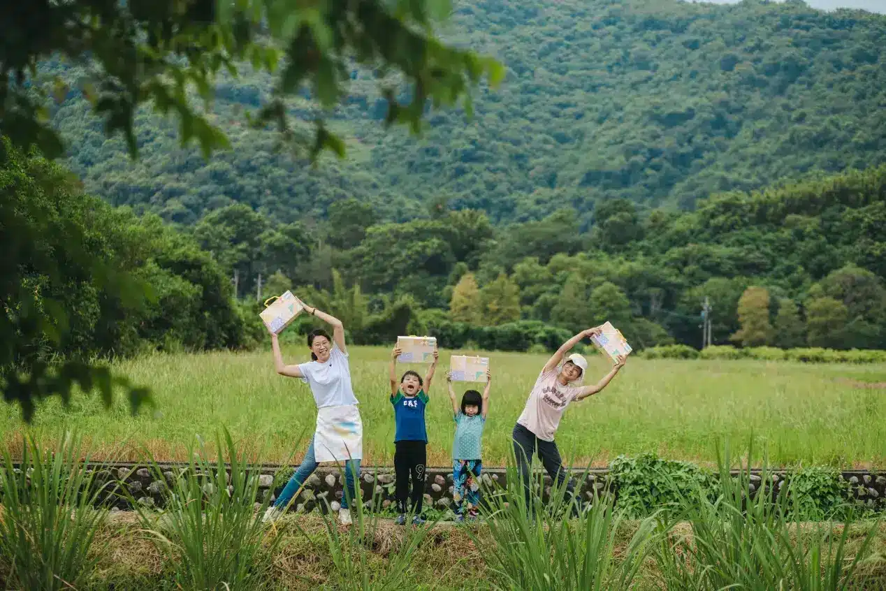 小農在農田裡拿著禮盒