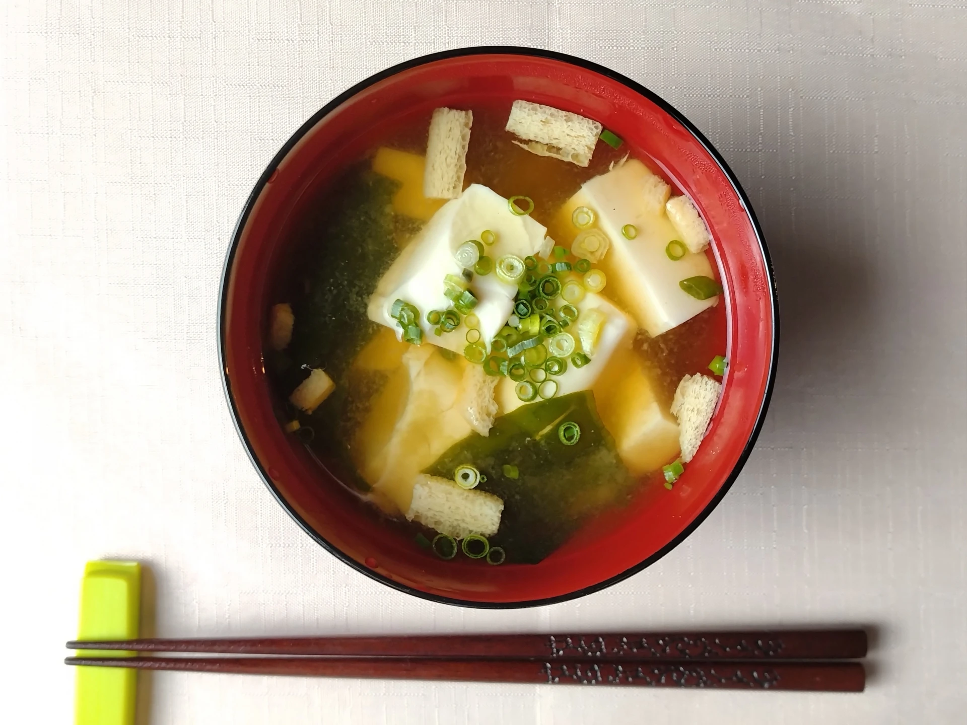 加入海帶芽配料的美味味噌湯