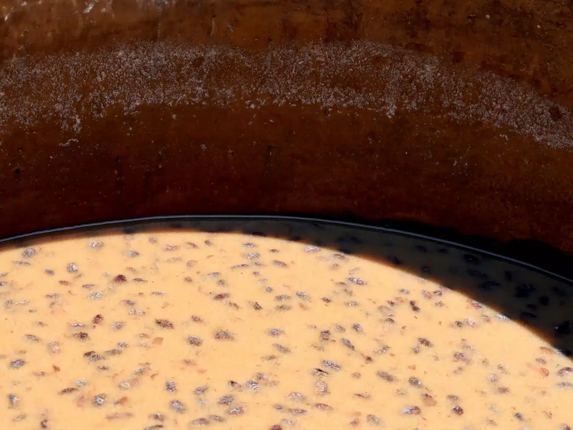 醬油在醬缸裡天然日曝熟成