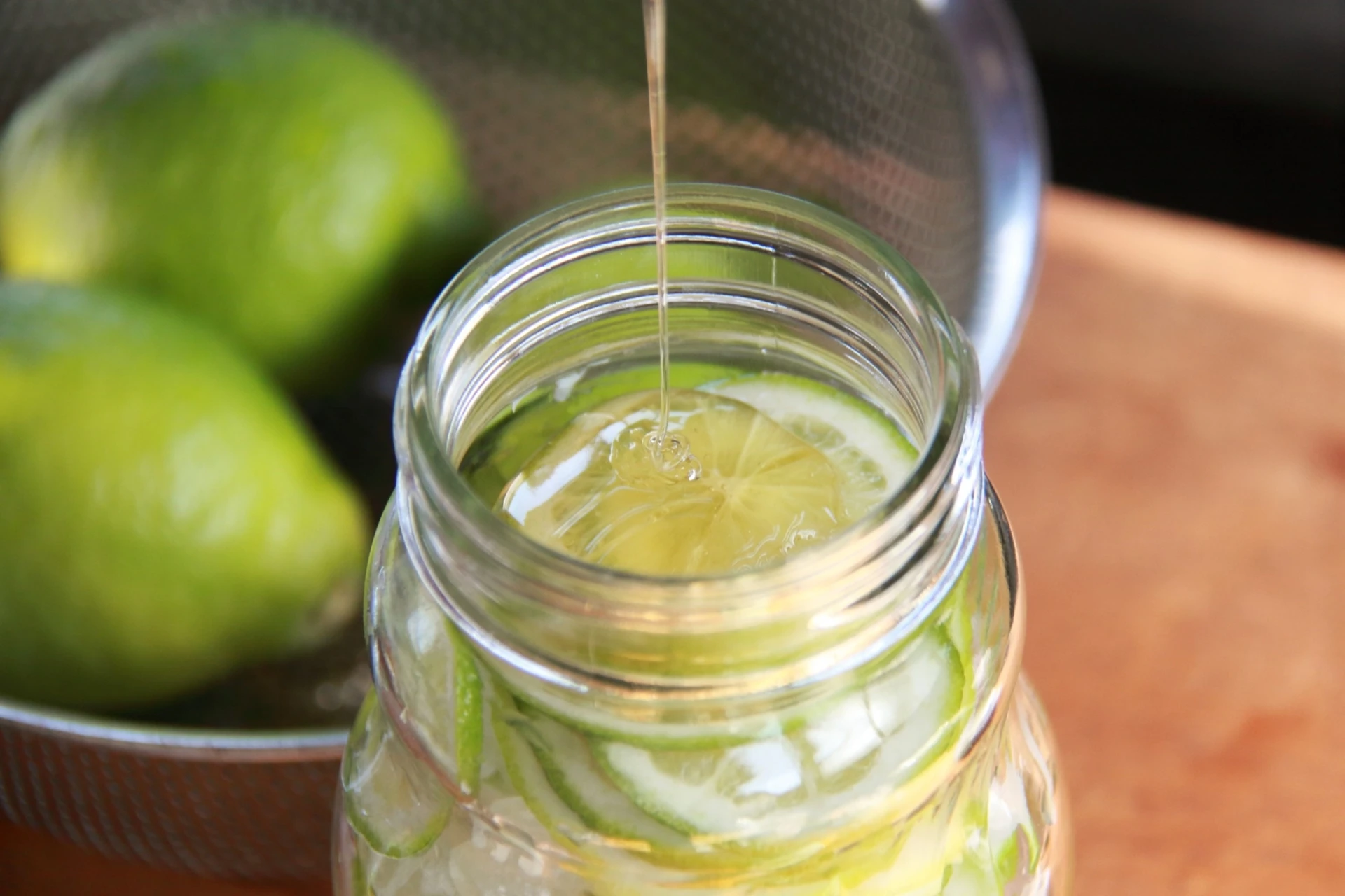 新鮮檸檬榨汁過程溫檸檬水做法