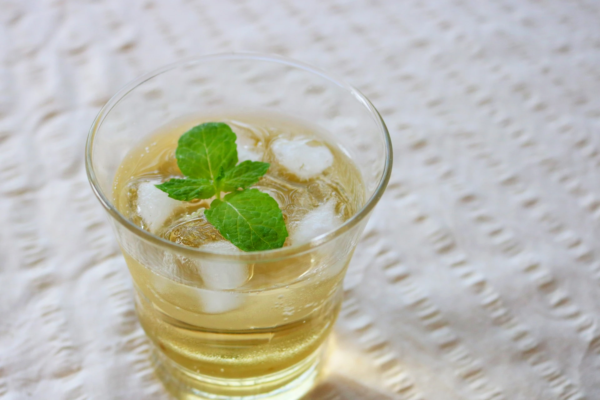 柚子醋稀釋後玻璃杯飲用