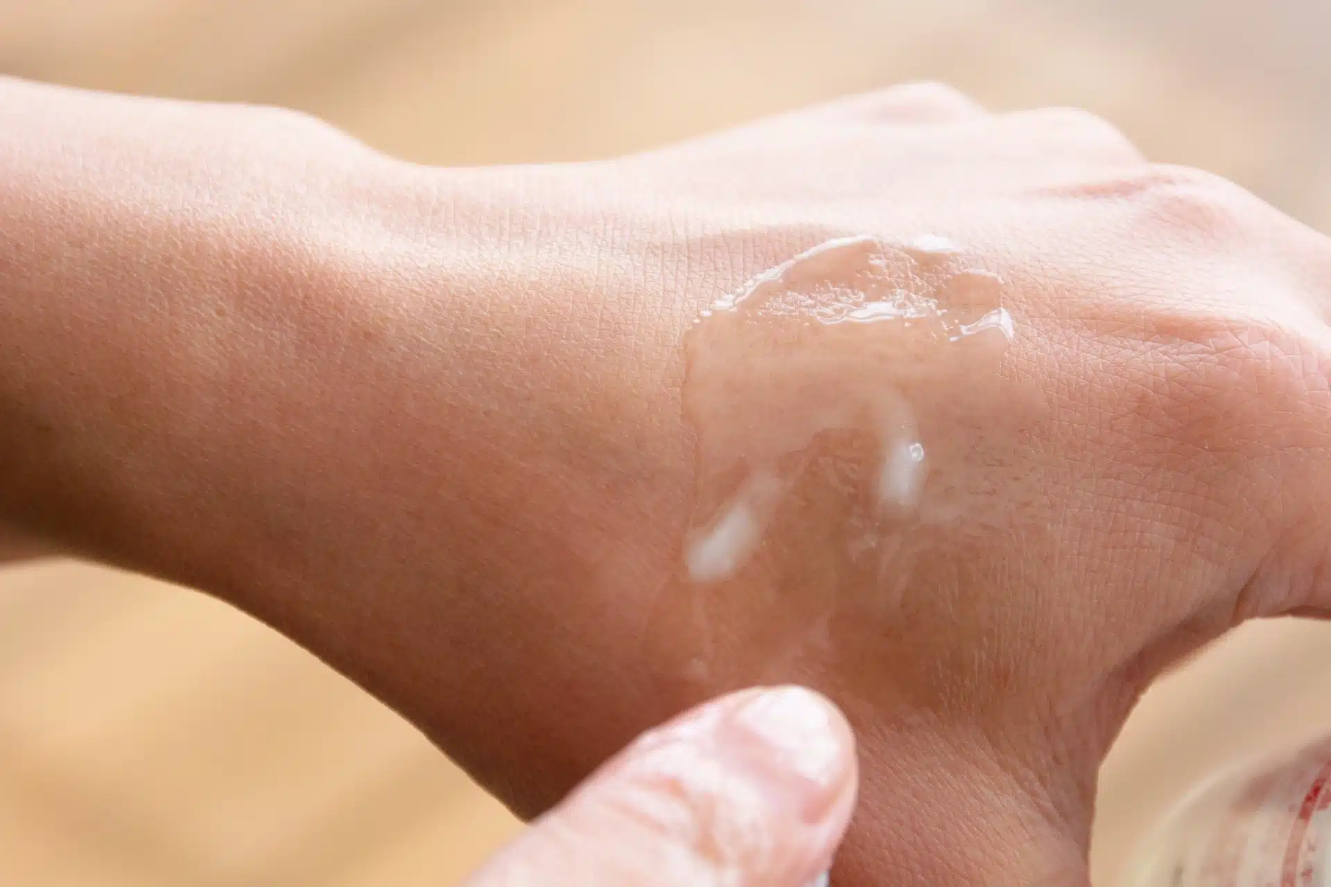 椰子油塗抹在皮膚上