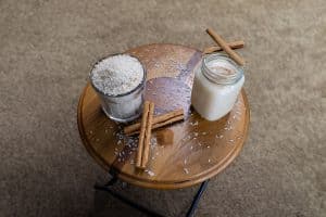 木板上一罐乳白濃稠的發酵米飲與生米，甘酒就是用米發酵製成的甘甜飲品