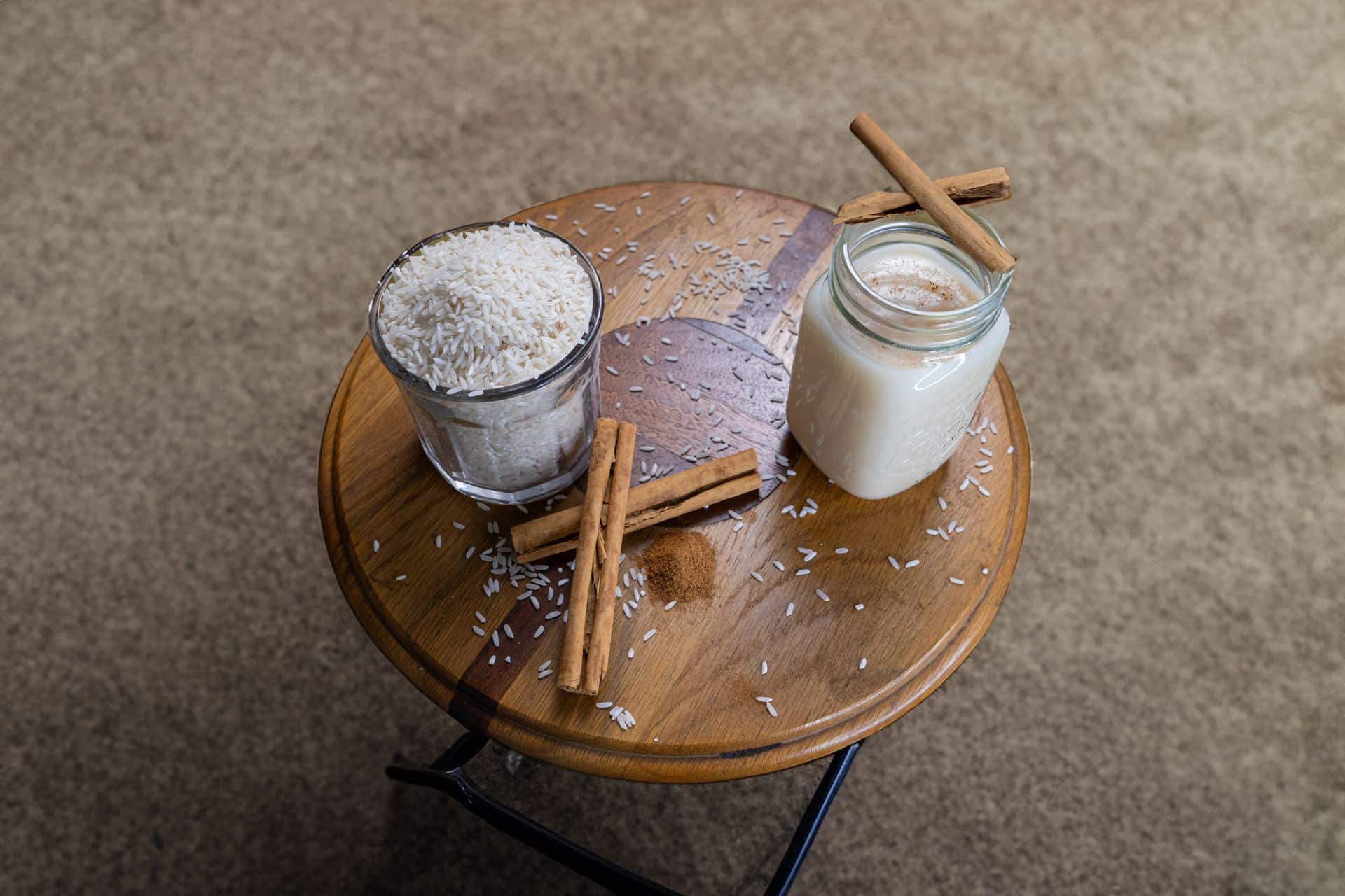 木板上一罐乳白濃稠的發酵米飲與生米,甘酒就是用米發酵製成的甘甜飲品