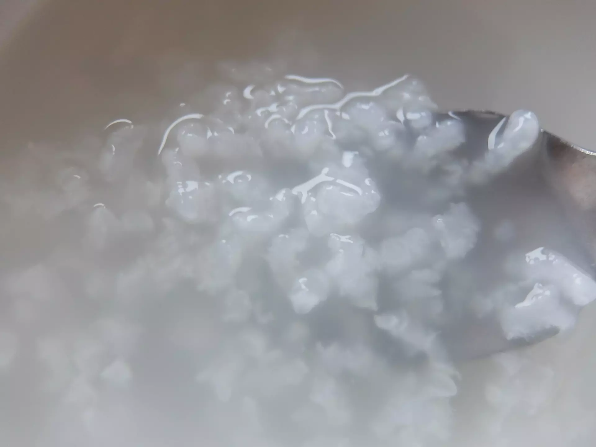 熬煮米湯用湯匙撈出米粒