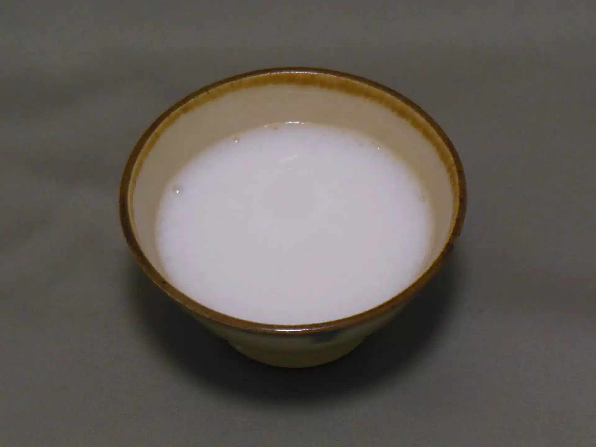 日式碗盛裝溫潤米湯