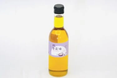 純苦茶油商品特寫，傳統冷壓初榨工法保留茶籽完整風味