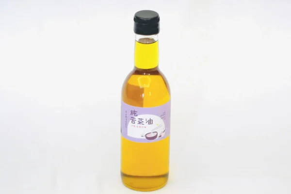 純苦茶油商品特寫，傳統冷壓初榨工法保留茶籽完整風味