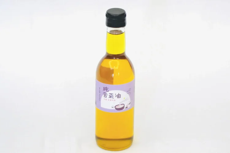純苦茶油商品特寫，傳統冷壓初榨工法保留茶籽完整風味