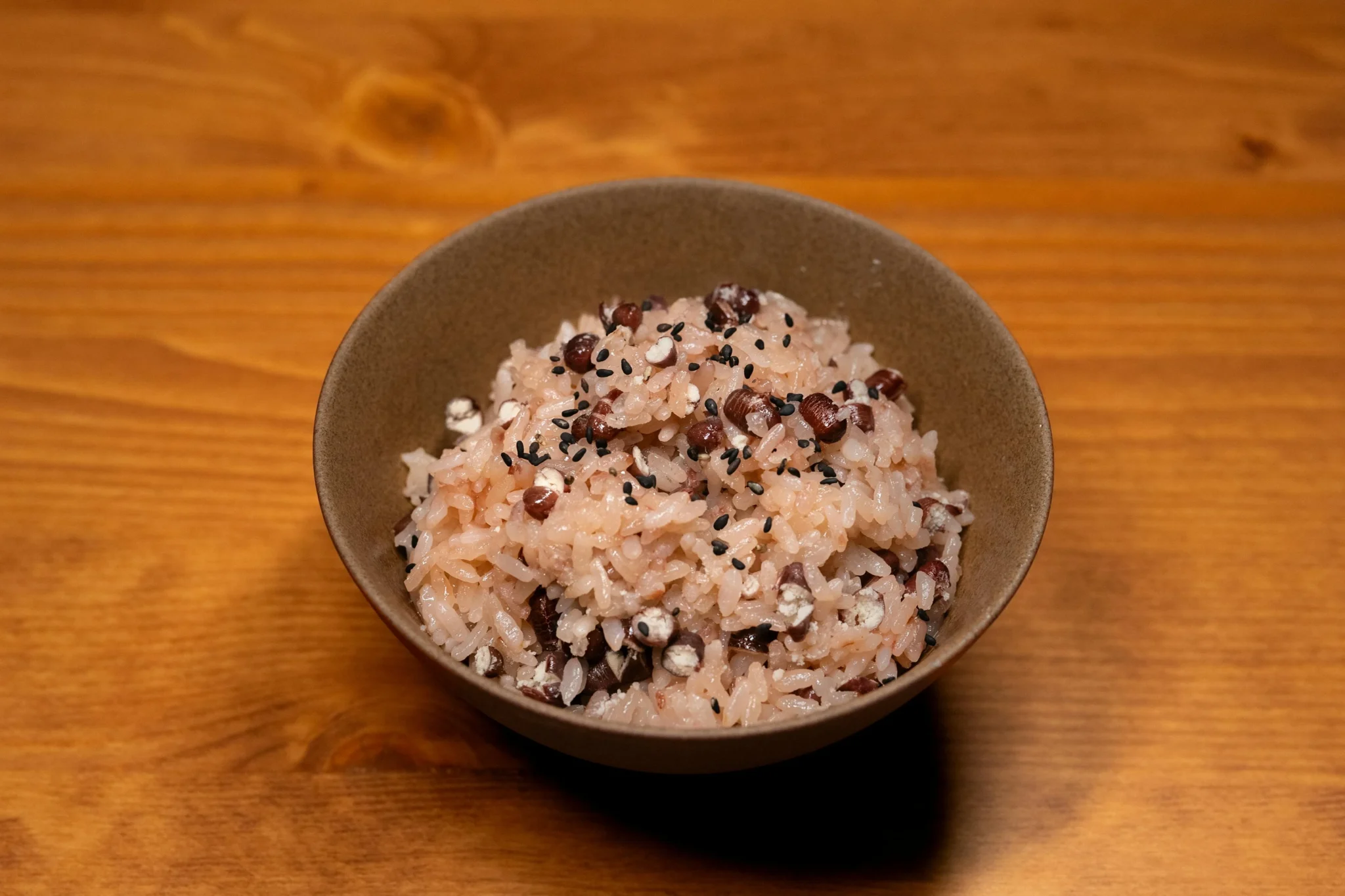 一碗豐盛的紫米飯拌上豆子、芝麻装飾，是台式古早味的紫米飯常見吃法