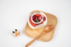 玻璃罐裝著自製優格，凝固綿密、淋上莓果，是在家做優格的成果